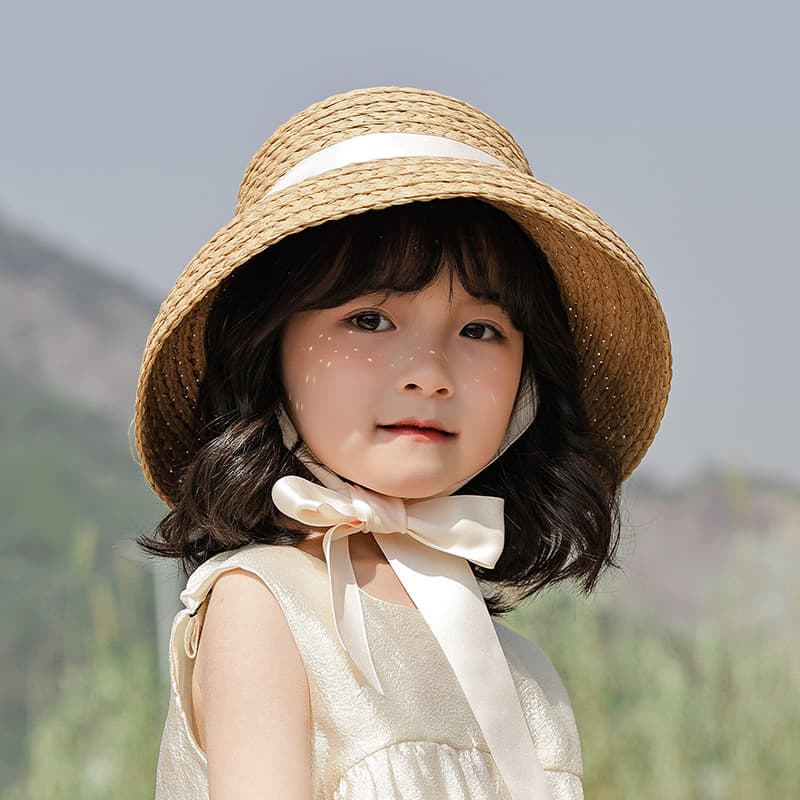 キッズ 帽子 上品リボン結び夏の子供麦わら帽子｜天然素材×白リボンでお出かけにぴったり