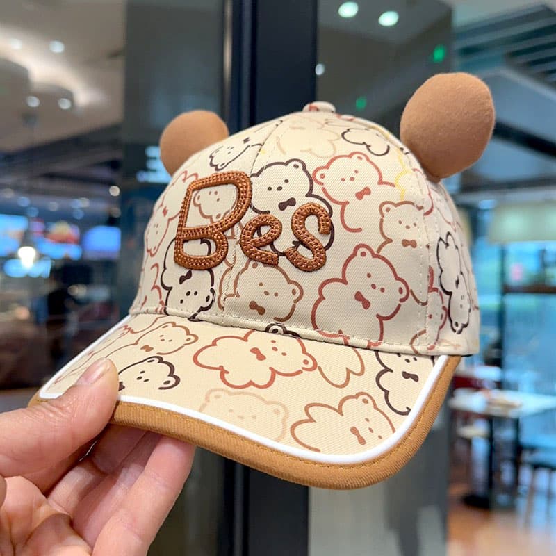 キッズ 帽子 くまさんポンポンキャップ｜くま柄総柄＋ふわふわポンポン付き 2,860円（税込）