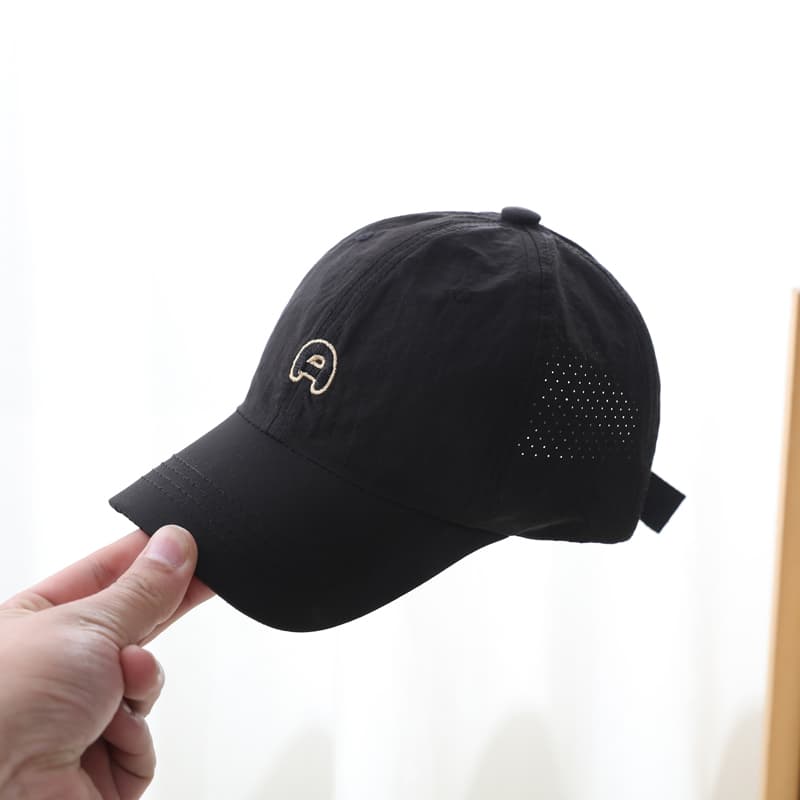キッズ帽子 イニシャル「A」刺繍入り軽量通気性キッズキャップ