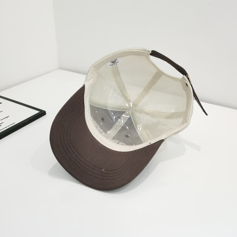 COLLEGE メッシュキッズキャップ｜通気性抜群 × ロゴ刺繍入り スポーティなデザイン