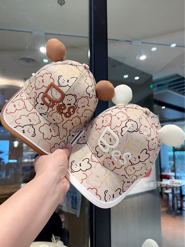 キッズ 帽子 くまさんポンポンキャップ｜くま柄総柄＋ふわふわポンポン付き 2,860円（税込）