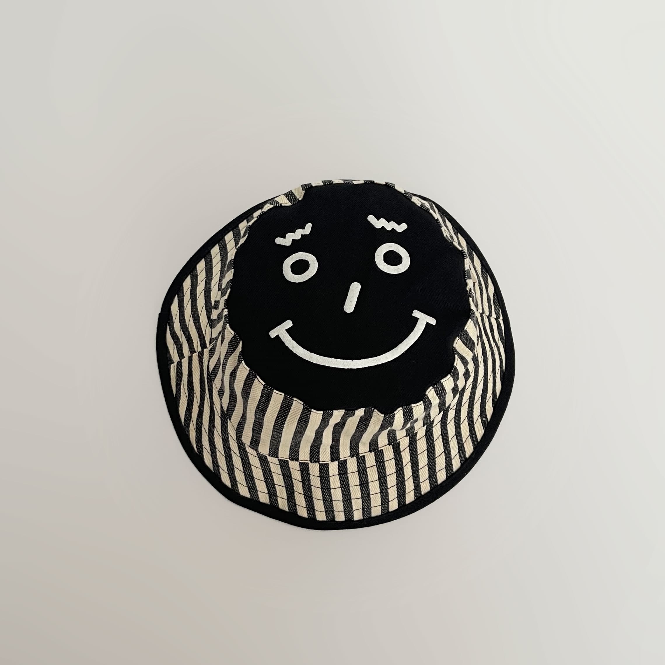 キッズ 帽子 にこにこストライプバケットハット｜スマイル刺繍×バイカラー キッズバケットハット 2,940円（税込）