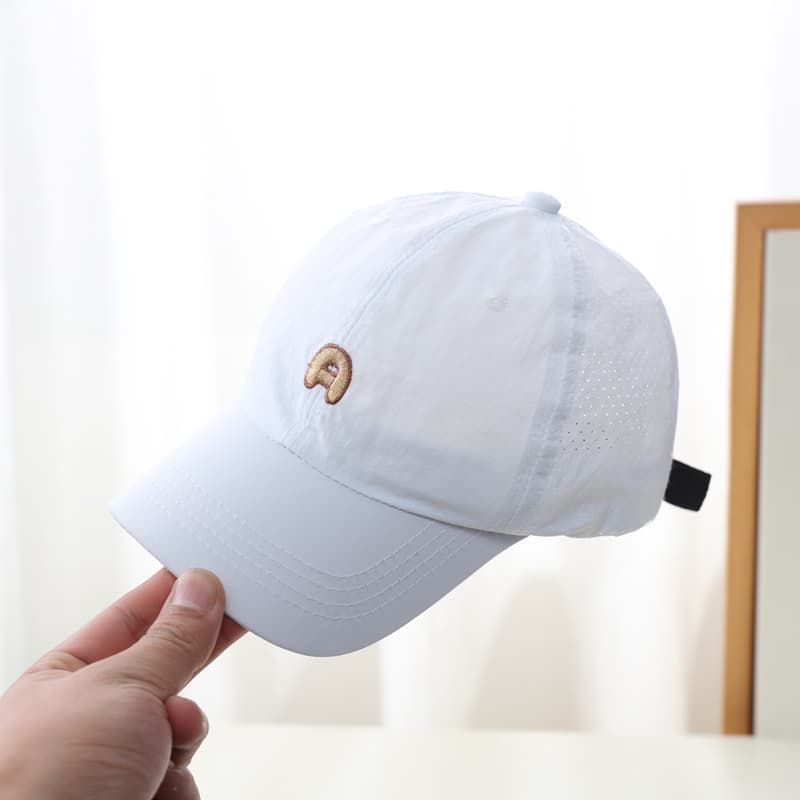 キッズ帽子 イニシャル「A」刺繍入り軽量通気性キッズキャップ