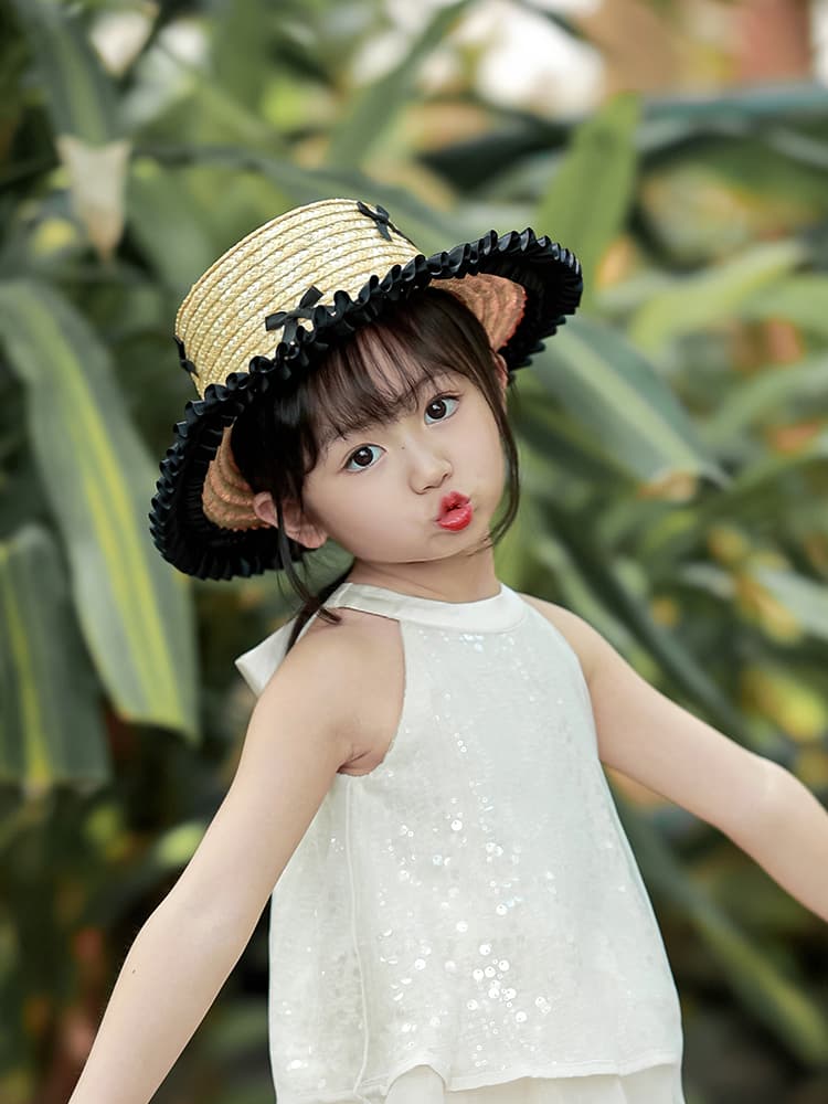 キッズ 帽子 リボン飾り付き子供用麦わら帽子｜黒リボン×フリル縁取りで上品なサマースタイル