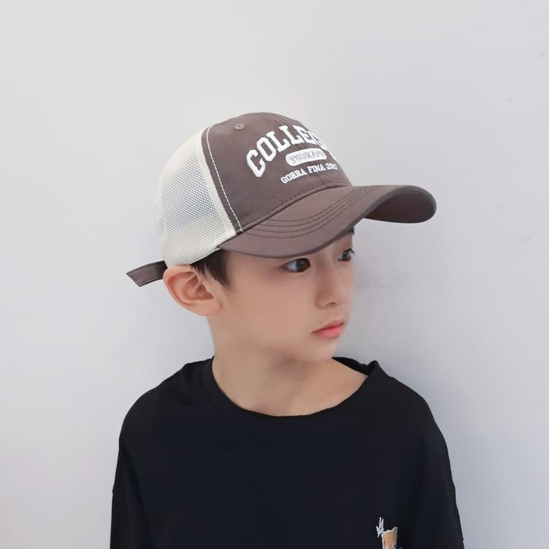 COLLEGE メッシュキッズキャップ｜通気性抜群 × ロゴ刺繍入り スポーティなデザイン