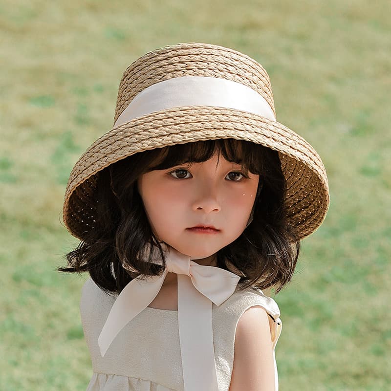 キッズ 帽子 上品リボン結び夏の子供麦わら帽子｜天然素材×白リボンでお出かけにぴったり