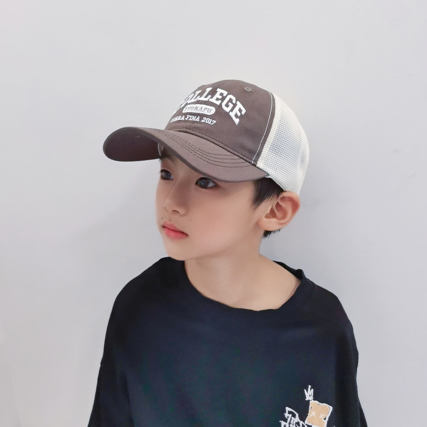 COLLEGE メッシュキッズキャップ｜通気性抜群 × ロゴ刺繍入り スポーティなデザイン