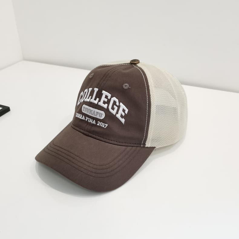 COLLEGE メッシュキッズキャップ｜通気性抜群 × ロゴ刺繍入り スポーティなデザイン