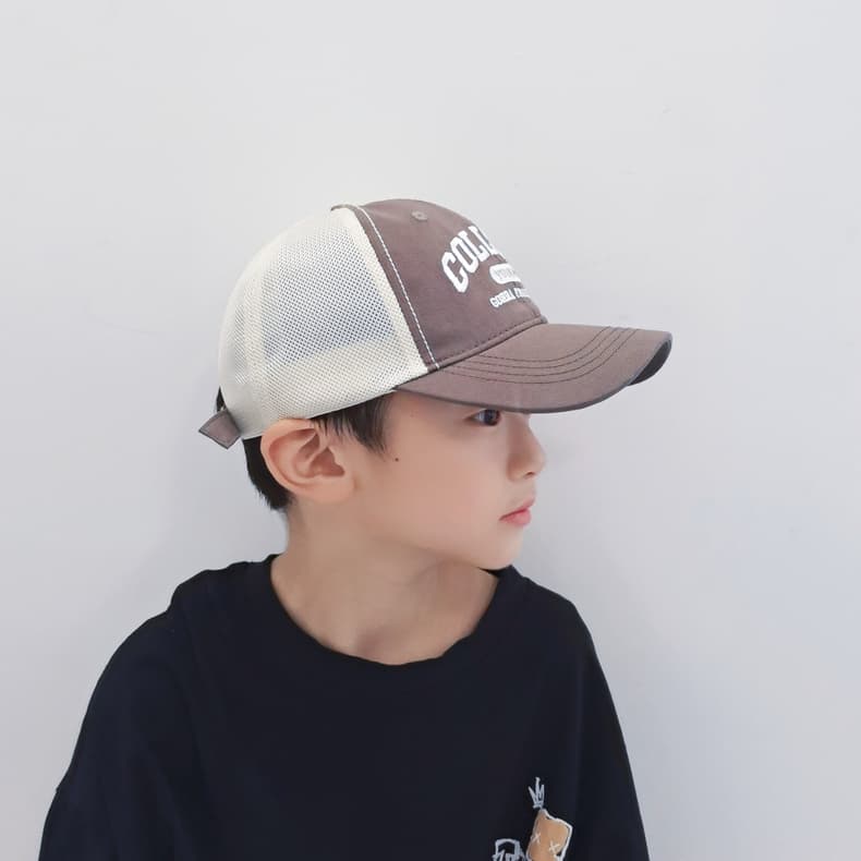COLLEGE メッシュキッズキャップ｜通気性抜群 × ロゴ刺繍入り スポーティなデザイン