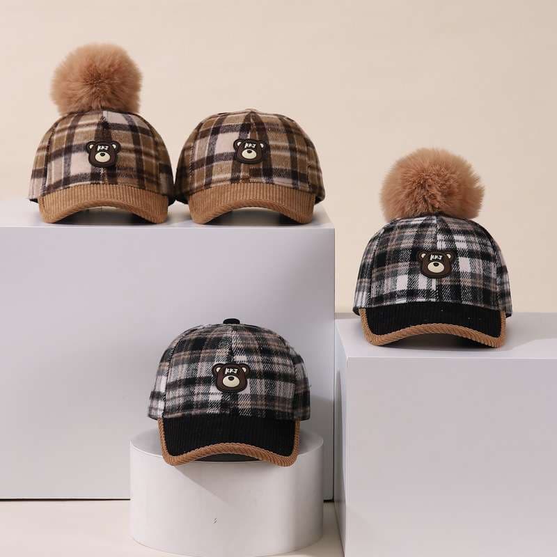 秋冬 チェック柄 キッズキャップ｜モコモコポンポン付き 防寒 子供 帽子 クマワッペン 男女兼用（46-52cm）