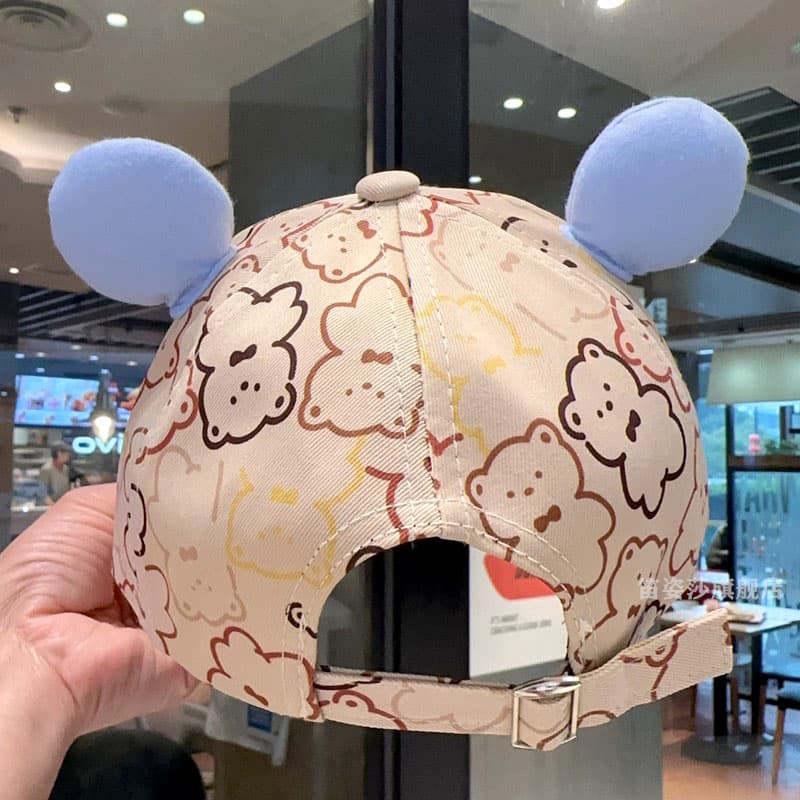 キッズ 帽子 くまさんポンポンキャップ｜くま柄総柄＋ふわふわポンポン付き 2,860円（税込）