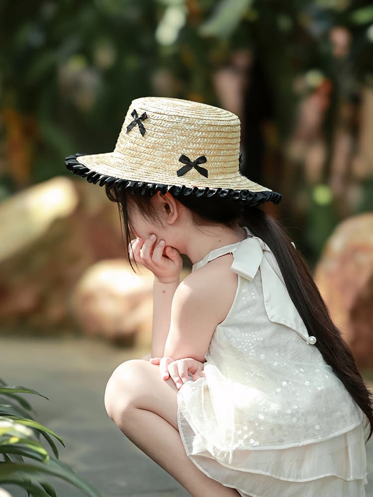 キッズ 帽子 リボン飾り付き子供用麦わら帽子｜黒リボン×フリル縁取りで上品なサマースタイル