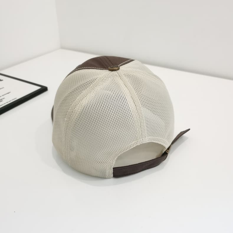 COLLEGE メッシュキッズキャップ｜通気性抜群 × ロゴ刺繍入り スポーティなデザイン