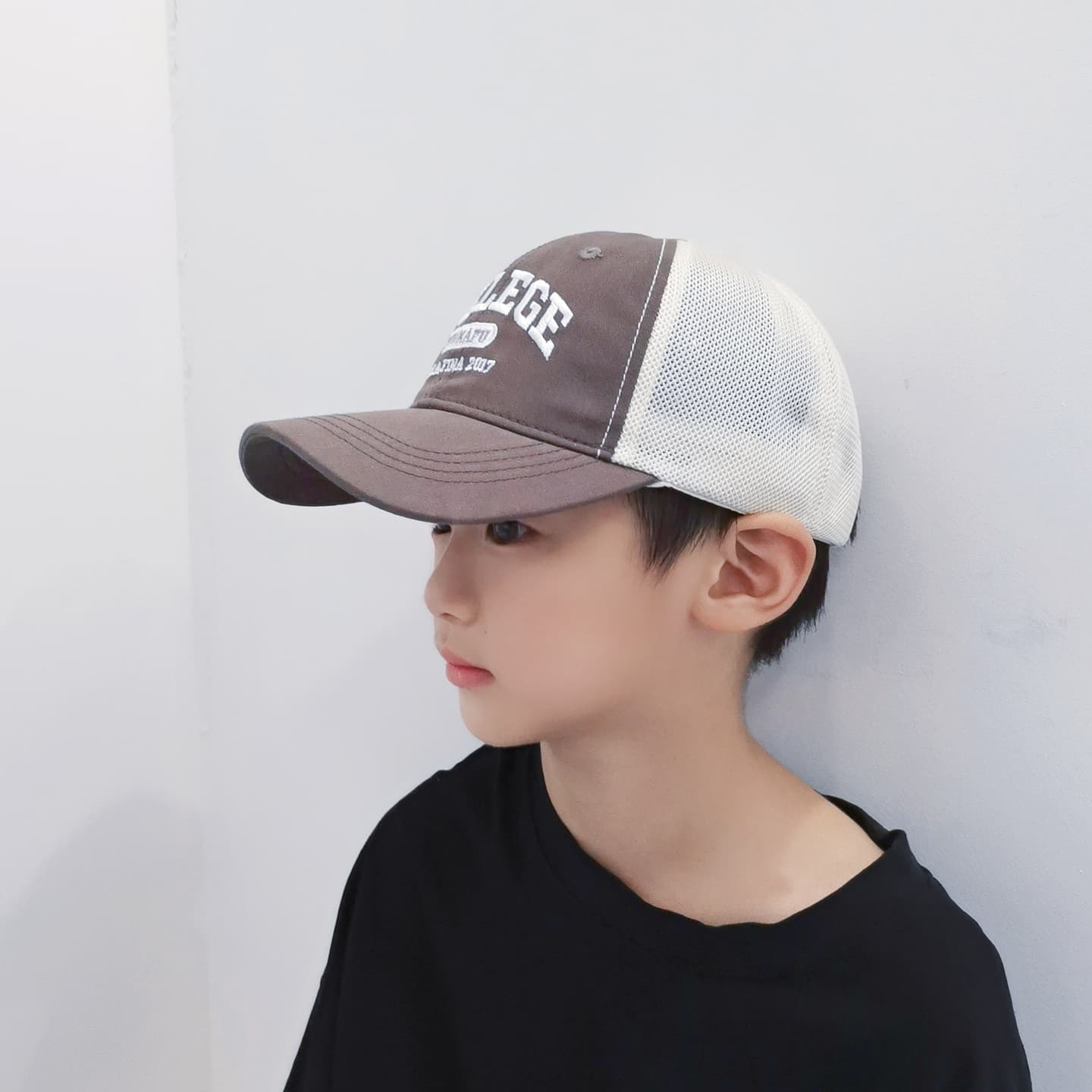 COLLEGE メッシュキッズキャップ｜通気性抜群 × ロゴ刺繍入り スポーティなデザイン