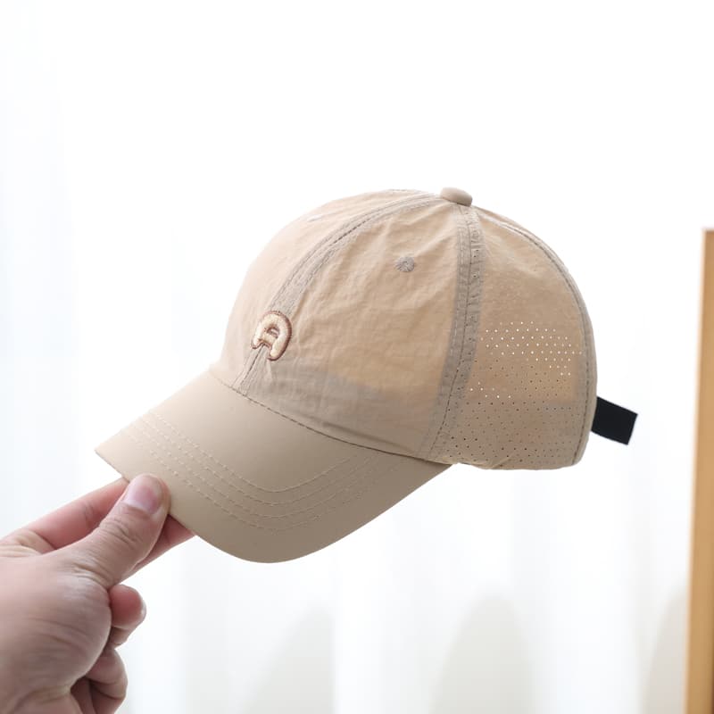 キッズ帽子 イニシャル「A」刺繍入り軽量通気性キッズキャップ