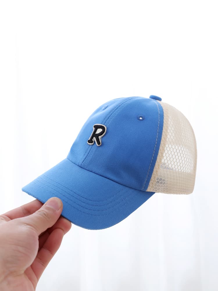 キッズ 帽子 イニシャルワッペン メッシュキャップ|「R」刺繍ワッペン&通気メッシュ仕様