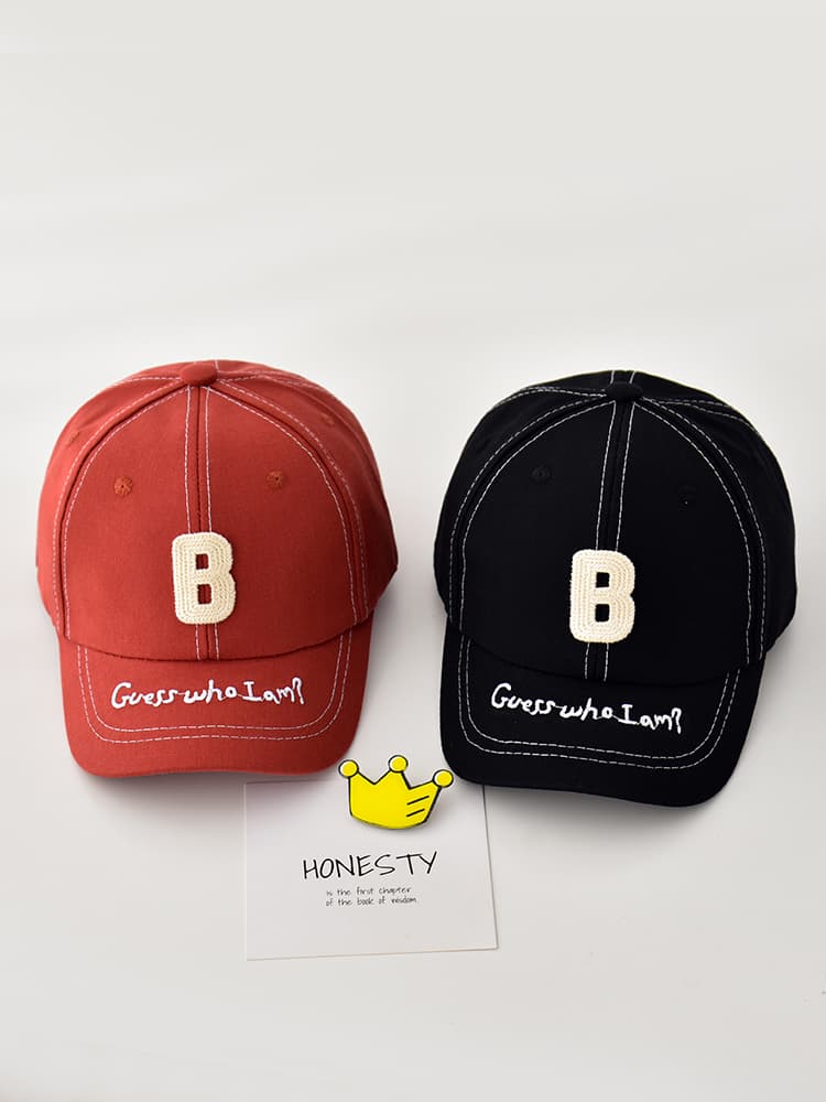 謎解きイニシャルキッズキャップ「B」|かわいい刺繍と遊び心で選ばれる子ども帽子 46-52cm