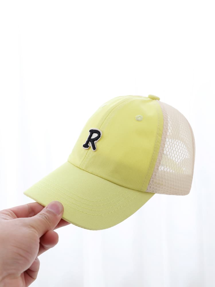 キッズ 帽子 イニシャルワッペン メッシュキャップ|「R」刺繍ワッペン&通気メッシュ仕様